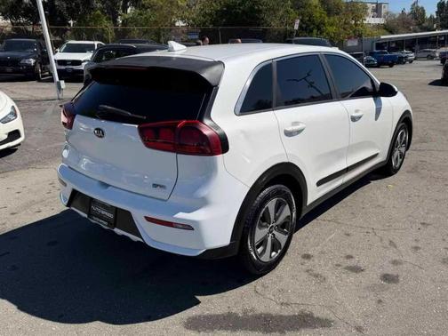 Snow White Pearl 2019 Kia Niro FE
