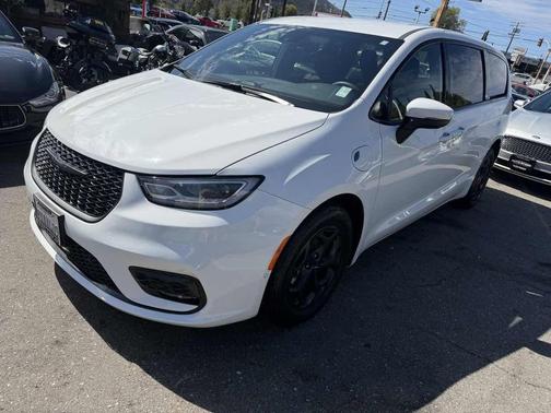 2023 Chrysler Pacifica Hybrid Touring L