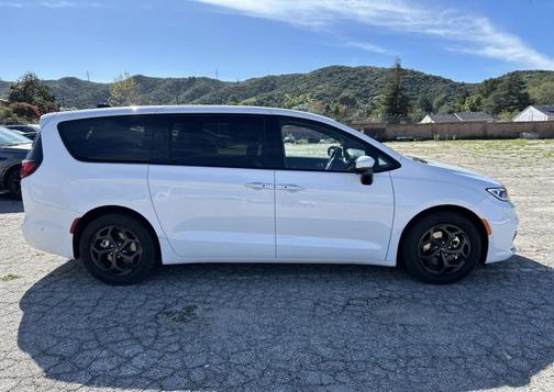 2023 Chrysler Pacifica Hybrid Touring L