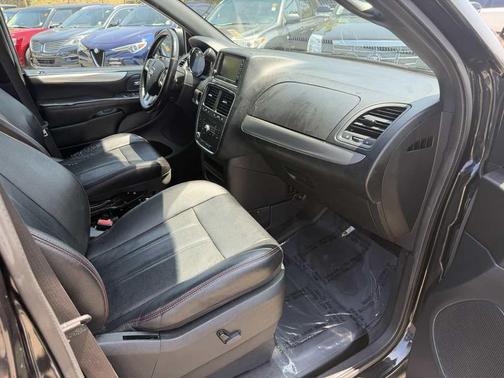 Black Onyx Crystal Pearlcoat 2019 Dodge Grand Caravan GT