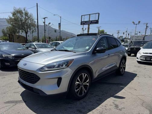 Iconic Silver Metallic 2022 Ford Escape SE