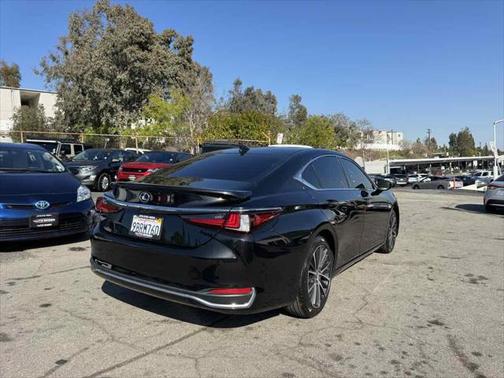 2022 Lexus ES 300h Base