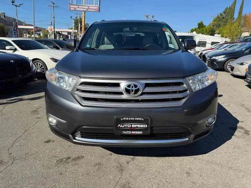 Magnetic Gray Metallic 2012 Toyota Highlander SE