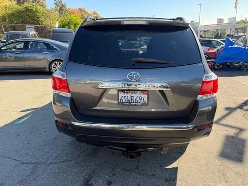 Magnetic Gray Metallic 2012 Toyota Highlander SE