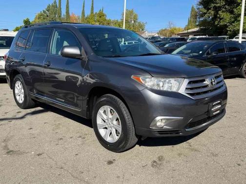 Magnetic Gray Metallic 2012 Toyota Highlander SE