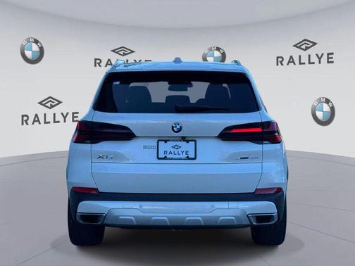 Mineral White Metallic 2024 BMW X5 xDrive40i