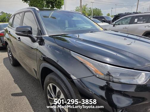 Midnight Black Metallic 2023 Toyota Highlander XLE