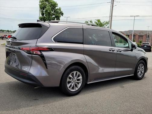 2022 Toyota Sienna LE