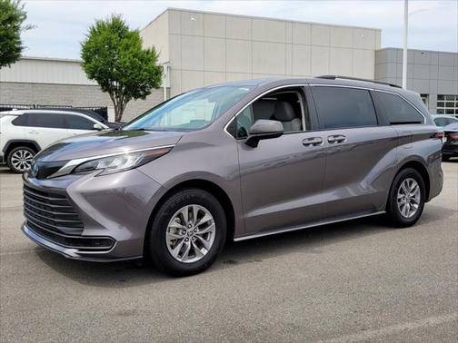 2022 Toyota Sienna LE