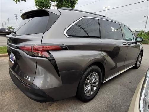 2022 Toyota Sienna LE