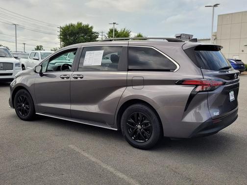 2022 Toyota Sienna LE