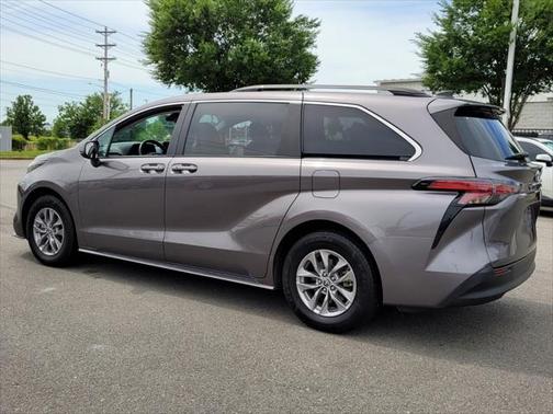 2022 Toyota Sienna LE