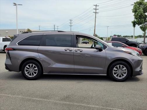 2022 Toyota Sienna LE