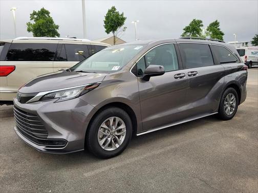 2022 Toyota Sienna LE