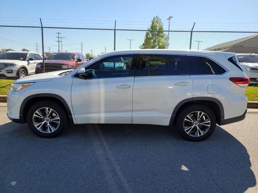 2017 Toyota Highlander LE I4