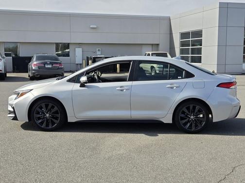 Classic Silver Metallic/Midnight Black Metallic 2024 Toyota Corolla SE