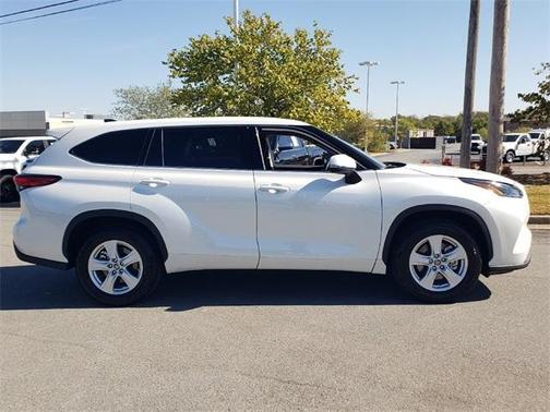 Photo 2 of 24 of 2022 Toyota Highlander LE