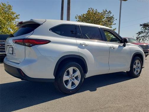 Photo 3 of 24 of 2022 Toyota Highlander LE