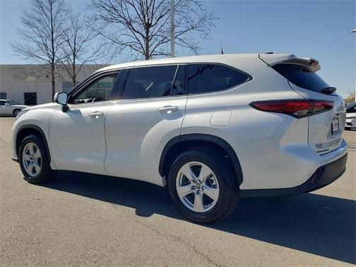 Photo 4 of 24 of 2022 Toyota Highlander LE