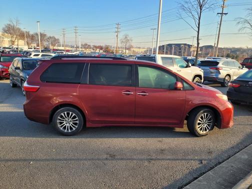 2019 Toyota Sienna XLE