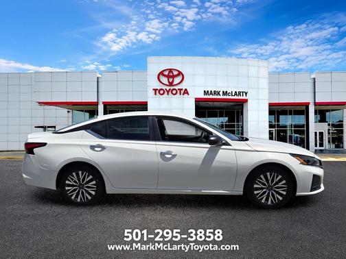 Glacier White 2025 Nissan Altima 2.5 SV