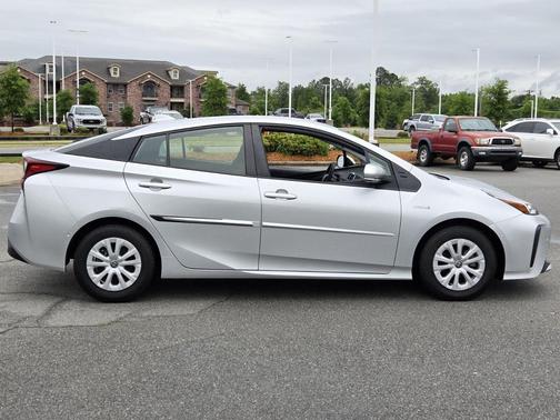 Classic Silver Metallic 2022 Toyota Prius LE