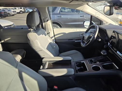 2021 Toyota Sienna XLE 8 Passenger