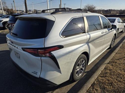 2021 Toyota Sienna XLE 8 Passenger