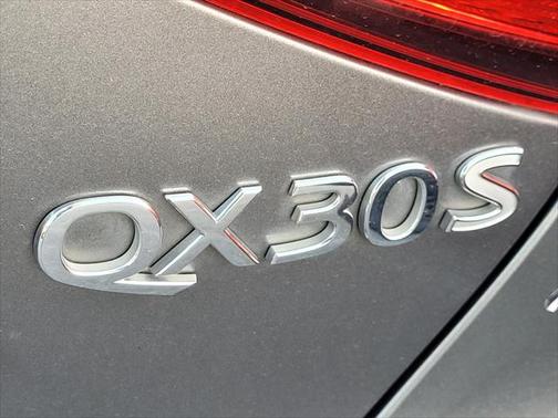 2017 INFINITI QX30 Sport