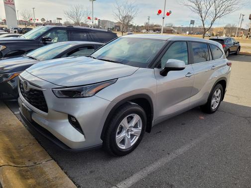 2024 Toyota Highlander LE