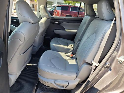 2022 Toyota Highlander Hybrid XLE