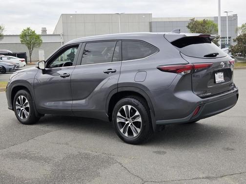 Gray 2024 Toyota Highlander XLE