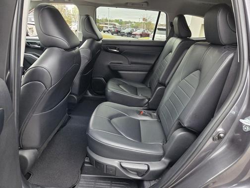 Gray 2024 Toyota Highlander XLE