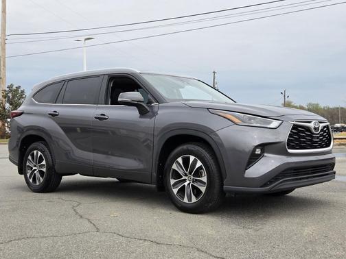 Gray 2024 Toyota Highlander XLE