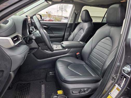 Gray 2024 Toyota Highlander XLE