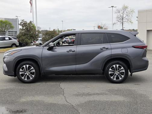Gray 2024 Toyota Highlander XLE