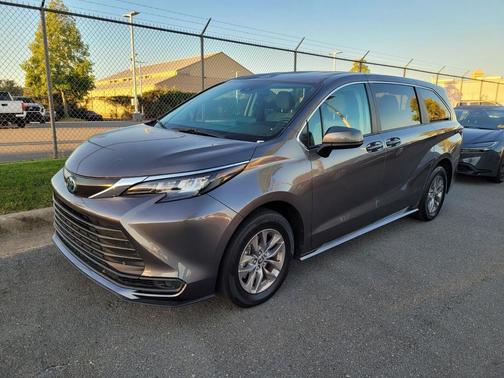 2024 Toyota Sienna LE