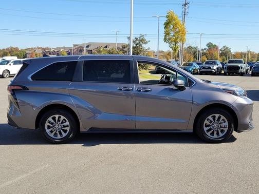 2024 Toyota Sienna LE