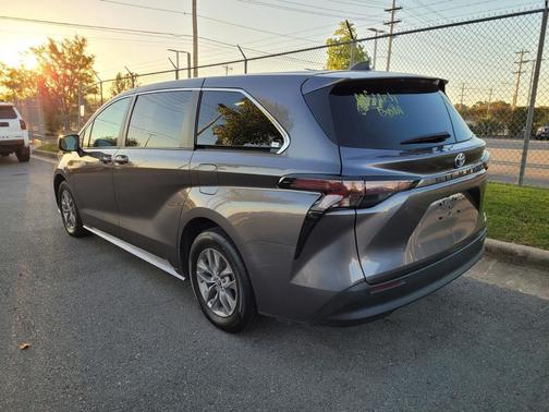 2024 Toyota Sienna LE
