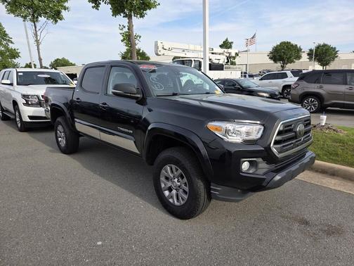 Midnight Black Metallic 2018 Toyota Tacoma SR5
