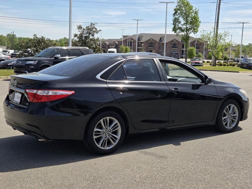 Midnight Black Metallic 2017 Toyota Camry SE