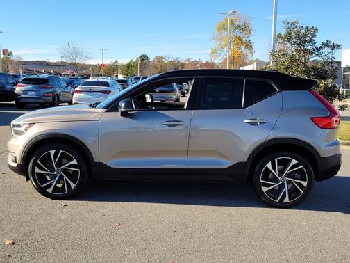 2022 Volvo XC40 T5 R-Design