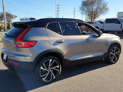 2022 Volvo XC40 T5 R-Design