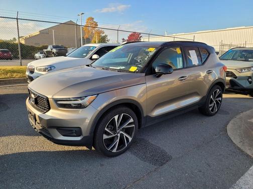 2022 Volvo XC40 T5 R-Design