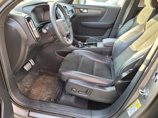 2022 Volvo XC40 T5 R-Design