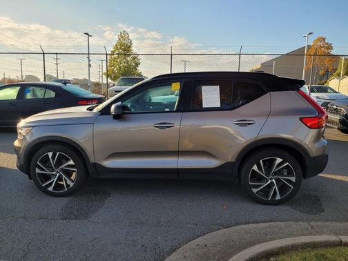 2022 Volvo XC40 T5 R-Design