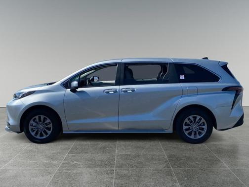 2025 Toyota Sienna LE