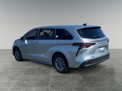 2025 Toyota Sienna LE