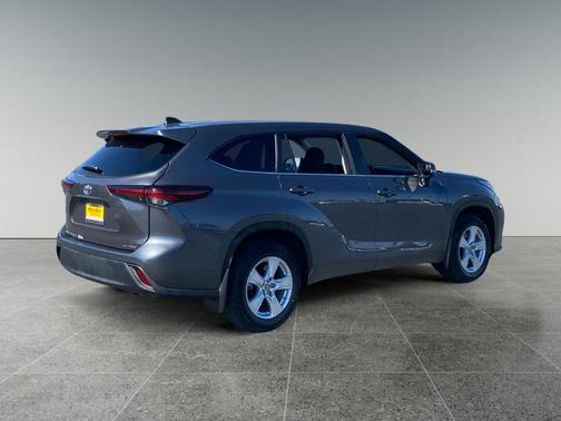 Magnetic Gray Metallic 2024 Toyota Highlander LE