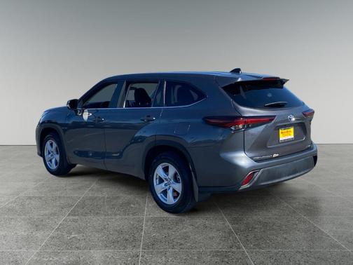 Magnetic Gray Metallic 2024 Toyota Highlander LE